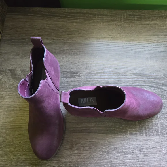 MIA Sheelah Maroon Bootie - Picture 4 of 5